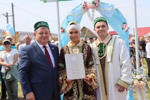Салават и Алсу Минибаевы торжественно зарегистрировали брак на нурлатском Сабантуе