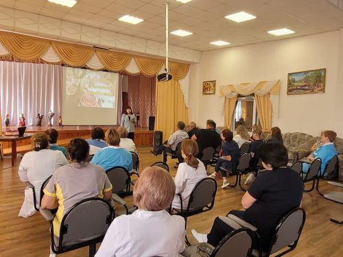Теплая встреча в Нурлатском доме-интернате: Дом дружбы народов поздравил социальных работников