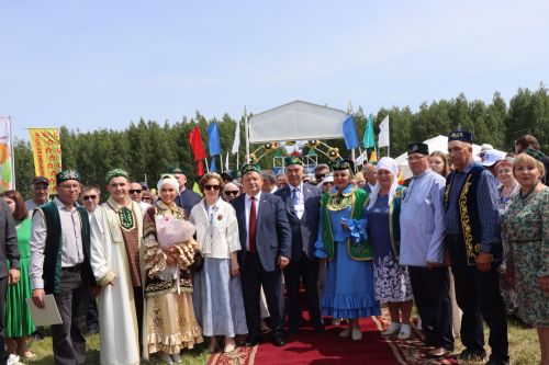 Салават и Алсу Минибаевы торжественно зарегистрировали брак на нурлатском Сабантуе