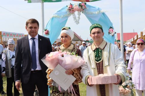 Салават и Алсу Минибаевы торжественно зарегистрировали брак на нурлатском Сабантуе