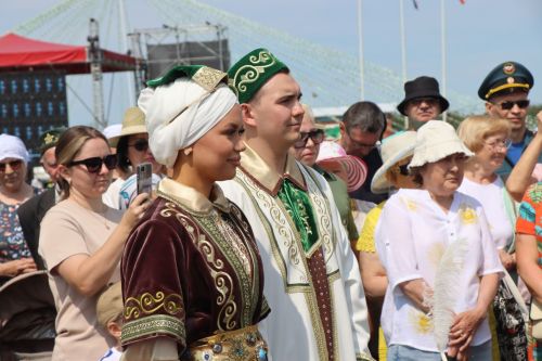 Салават и Алсу Минибаевы торжественно зарегистрировали брак на нурлатском Сабантуе