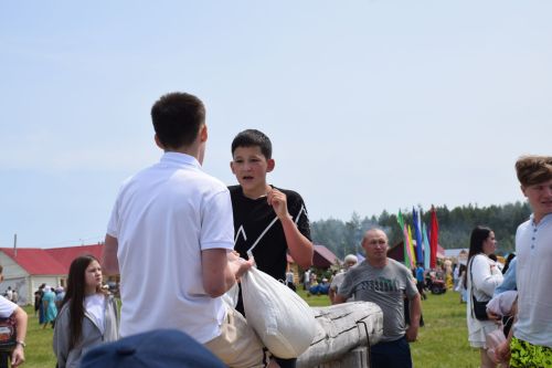 Захит Зядитов из Нового Иглайкина покорил 12-метровый шест на Сабантуе в Нурлате