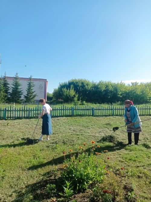 Приход Петра и Павла провёл совместный субботник