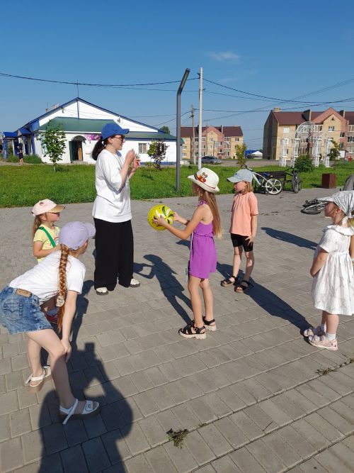 «Нескучные игры» собрали детей в сквере «Железнодорожников»