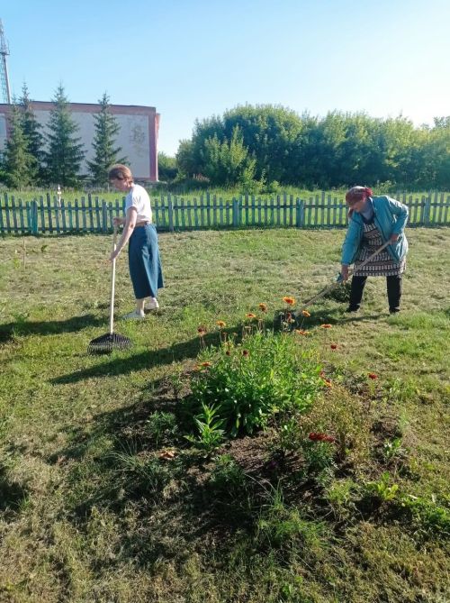 Приход Петра и Павла провёл совместный субботник