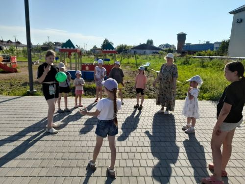 «Нескучные игры» собрали детей в сквере «Железнодорожников»