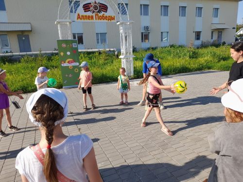 «Нескучные игры» собрали детей в сквере «Железнодорожников»