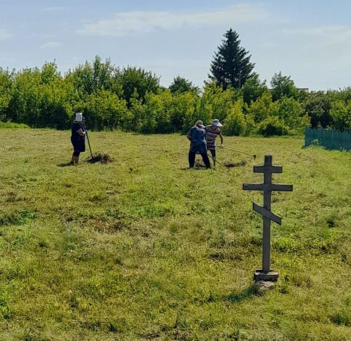 Приход Петра и Павла провёл совместный субботник