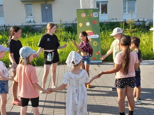 «Нескучные игры» собрали детей в сквере «Железнодорожников»