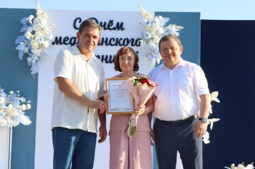 Плотнику Нурлатской ЦРБ с 55-летним стажем вручили сертификат на санаторное лечение