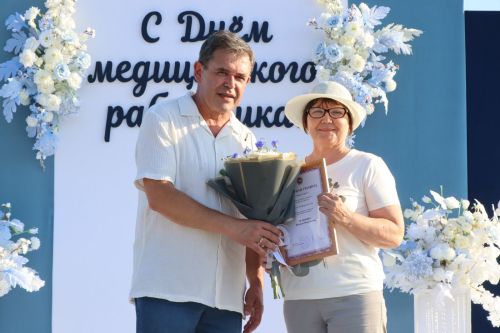 Плотнику Нурлатской ЦРБ с 55-летним стажем вручили сертификат на санаторное лечение