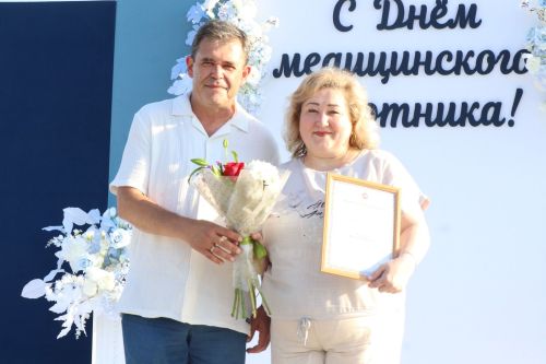 Плотнику Нурлатской ЦРБ с 55-летним стажем вручили сертификат на санаторное лечение