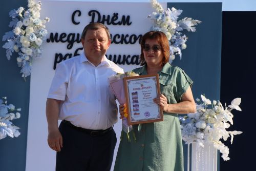 Плотнику Нурлатской ЦРБ с 55-летним стажем вручили сертификат на санаторное лечение