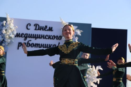 Плотнику Нурлатской ЦРБ с 55-летним стажем вручили сертификат на санаторное лечение