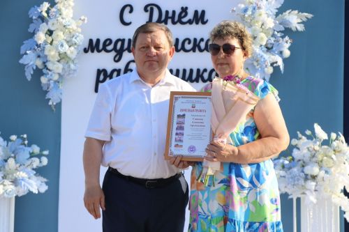 Плотнику Нурлатской ЦРБ с 55-летним стажем вручили сертификат на санаторное лечение