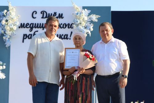 Плотнику Нурлатской ЦРБ с 55-летним стажем вручили сертификат на санаторное лечение