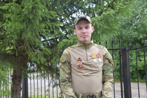 Боец спецоперации с позывным Хищник удостоен наград Министерства обороны РФ