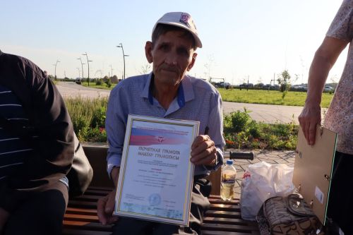 Плотнику Нурлатской ЦРБ с 55-летним стажем вручили сертификат на санаторное лечение