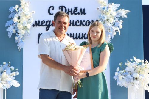 Плотнику Нурлатской ЦРБ с 55-летним стажем вручили сертификат на санаторное лечение