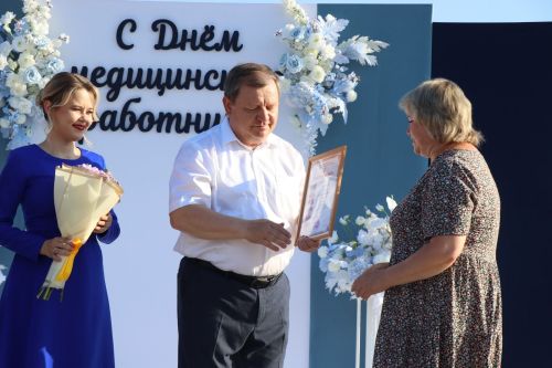 Плотнику Нурлатской ЦРБ с 55-летним стажем вручили сертификат на санаторное лечение