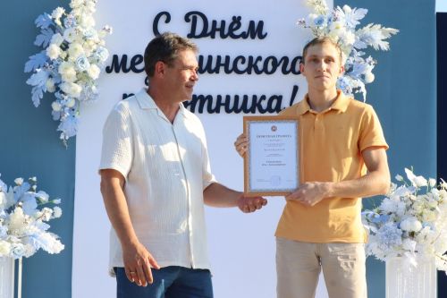 Плотнику Нурлатской ЦРБ с 55-летним стажем вручили сертификат на санаторное лечение