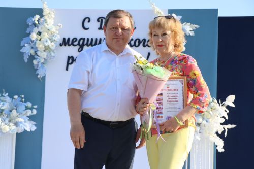 Плотнику Нурлатской ЦРБ с 55-летним стажем вручили сертификат на санаторное лечение