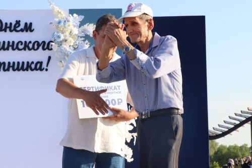 Плотнику Нурлатской ЦРБ с 55-летним стажем вручили сертификат на санаторное лечение