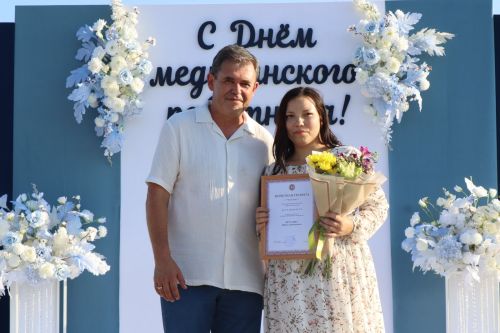 Плотнику Нурлатской ЦРБ с 55-летним стажем вручили сертификат на санаторное лечение