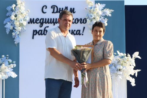 Плотнику Нурлатской ЦРБ с 55-летним стажем вручили сертификат на санаторное лечение