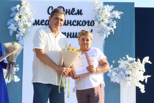 Плотнику Нурлатской ЦРБ с 55-летним стажем вручили сертификат на санаторное лечение