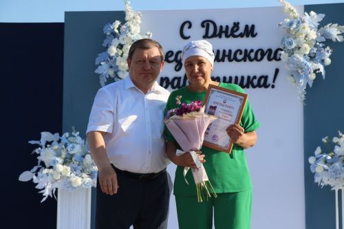 Плотнику Нурлатской ЦРБ с 55-летним стажем вручили сертификат на санаторное лечение