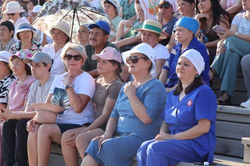 Плотнику Нурлатской ЦРБ с 55-летним стажем вручили сертификат на санаторное лечение
