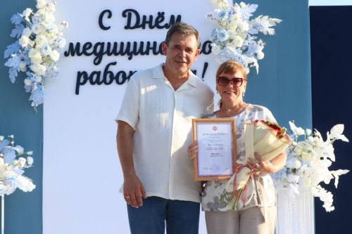 Плотнику Нурлатской ЦРБ с 55-летним стажем вручили сертификат на санаторное лечение