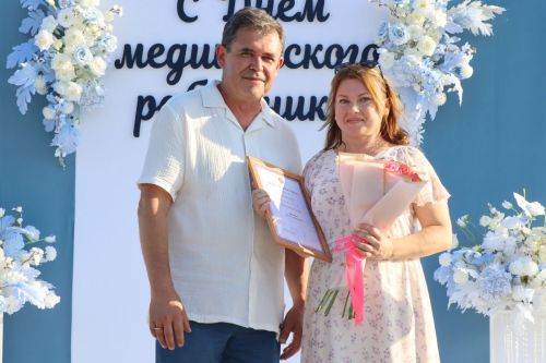 Плотнику Нурлатской ЦРБ с 55-летним стажем вручили сертификат на санаторное лечение