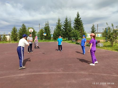 «Весёлые старты» для души: как в Нурлатском доме-интернате спорт объединяет поколения