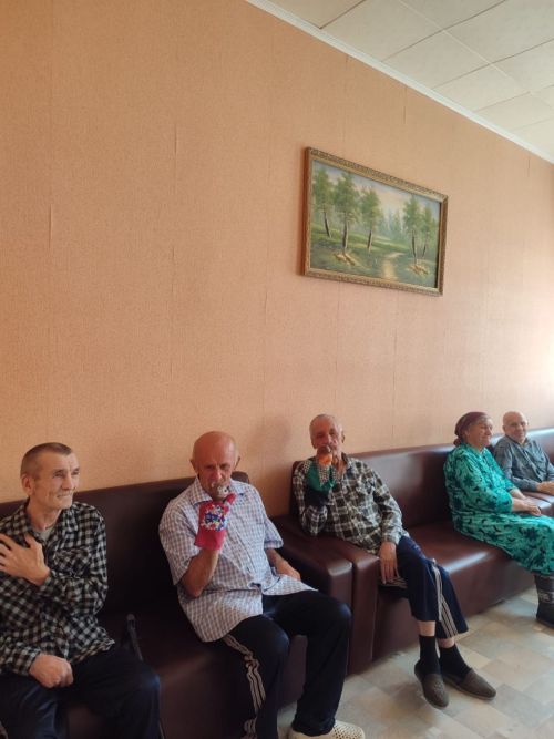 «Серебряный театр»: куклы дарят радость и молодость души пенсионерам Нурлата