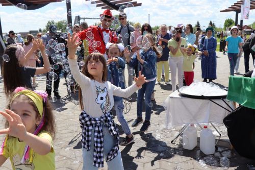 Как защитить ребенка на природе: правила безопасности летом