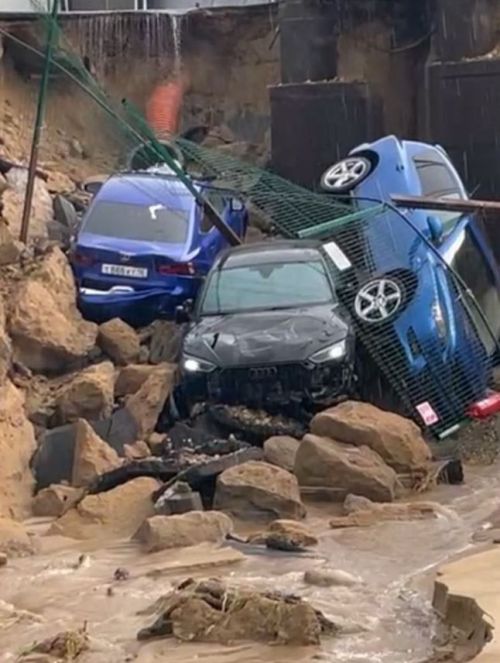 Три автомобиля провалились под землю из-за ливня на парковке в Новой Туре