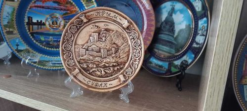 Семья Михеевых подарила библиотеке Нурлата кусочек крымской сказки