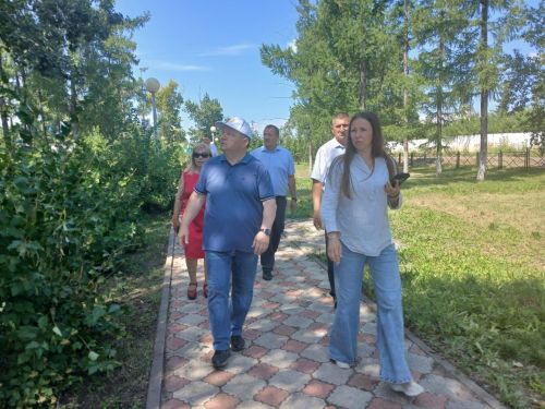 Глава Нурлатского района проверил ход благоустройства городских территорий