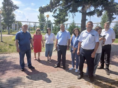 Глава Нурлатского района проверил ход благоустройства городских территорий