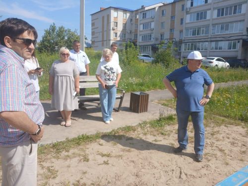Глава Нурлатского района проверил ход благоустройства городских территорий