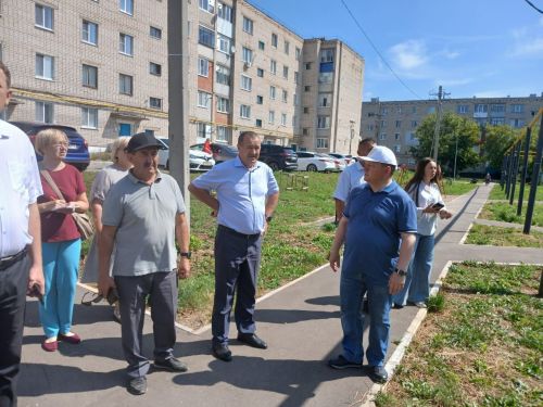 Глава Нурлатского района проверил ход благоустройства городских территорий