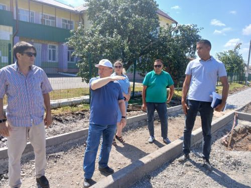 Глава Нурлатского района проверил ход благоустройства городских территорий