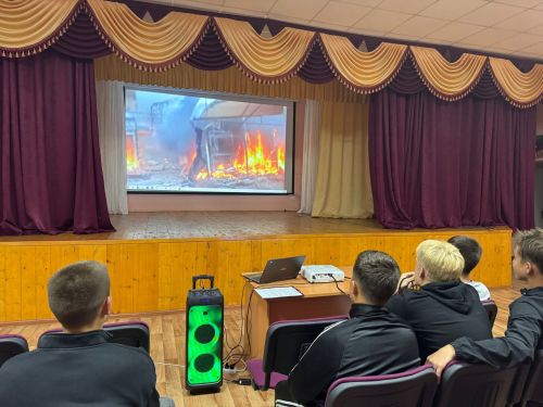 В Бурметьевском МФЦ почтили память детей Донбасса накануне скорбной даты
