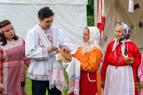«Древо жизни» в Казани: Нурлатские артисты украсили фестиваль культур Поволжья