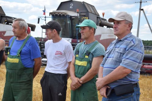 Первые комбайнеры-тысячники Нурлатского района получили награды от главы района
