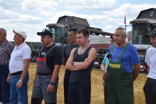 Первые комбайнеры-тысячники Нурлатского района получили награды от главы района
