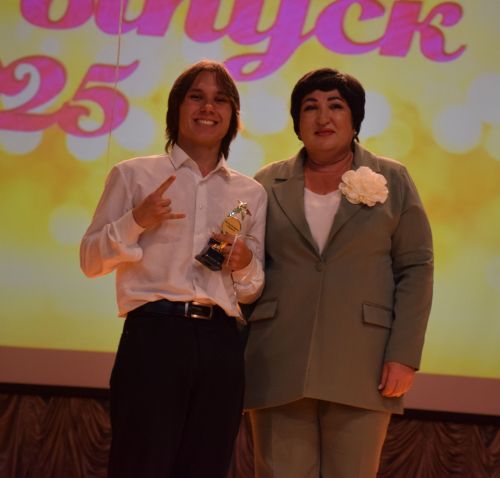 Выпускники Нурлата пополнили «золотой фонд» района: 57 медалистов и 4 стобалльных результата