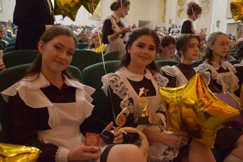 Выпускники Нурлата пополнили «золотой фонд» района: 57 медалистов и 4 стобалльных результата